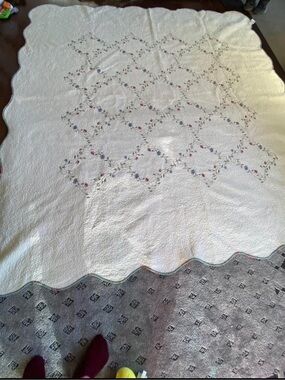 Hometrends Linnea Quilt 88”x90” Embroidered Off white Scallop edges.
